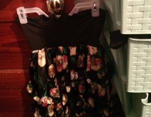 A black  strapless dress